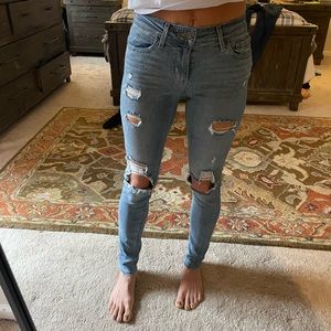 Womens Levi’s 711 Skinny mid rise ripped jeans sz 25